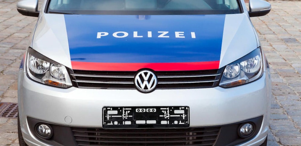 Teenie-Bande stahl Taferl von Streifenwagen, um sich daraus Kotflügel für Mopeds zu basteln.