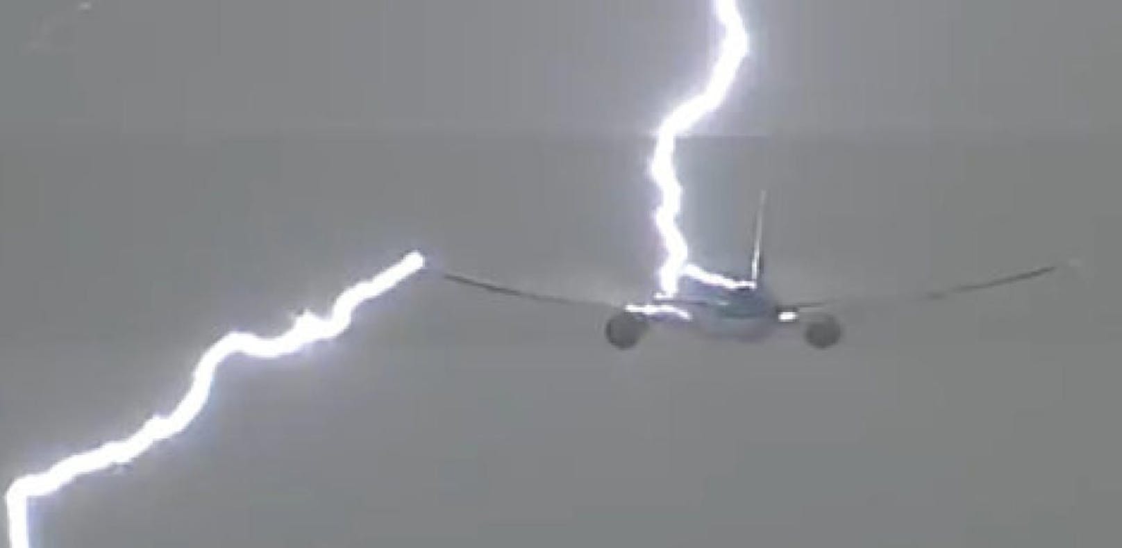 Video zeigt Blitzeinschlag in KLM-Maschine