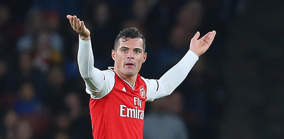 Granit Xhaka deutet den Arsenal-Fans "Fuck off".
