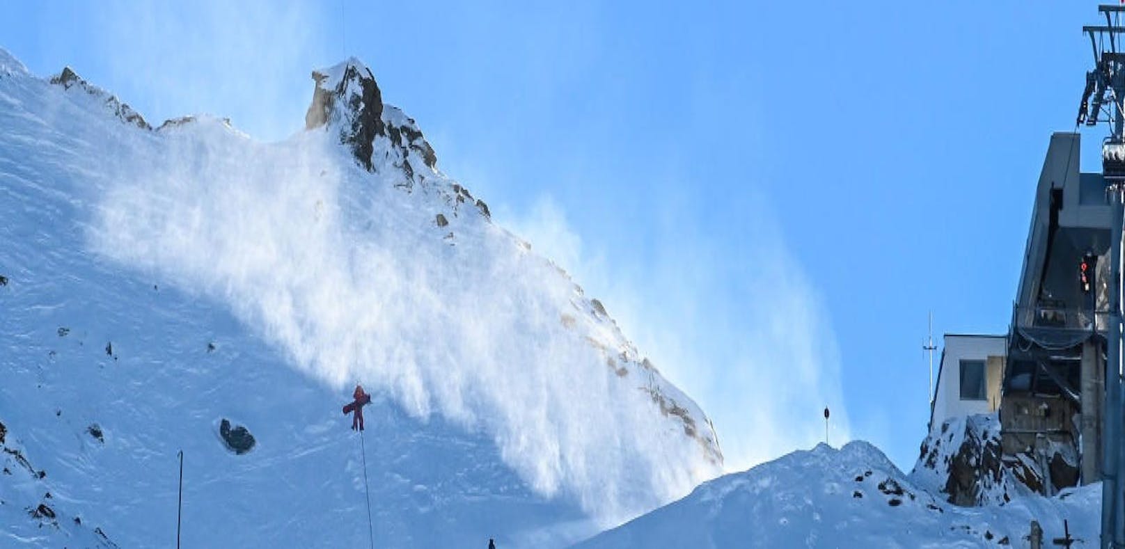 Symbolfoto eines Hubschraubereinsatzes am Berg.