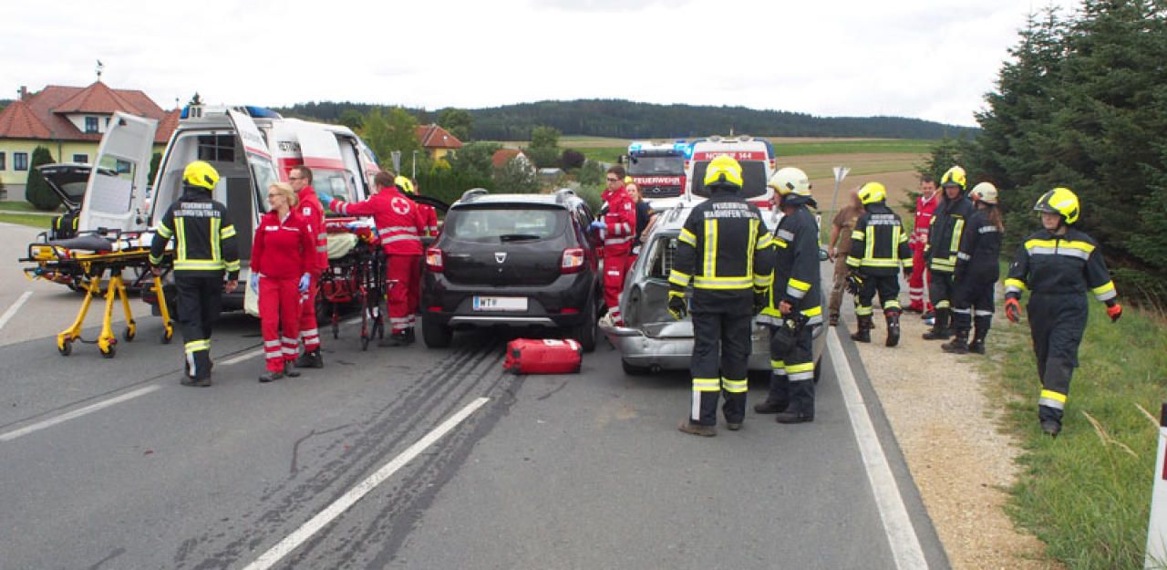 Heute.at - Großeinsatz und fünf Verletzte nach Unfall