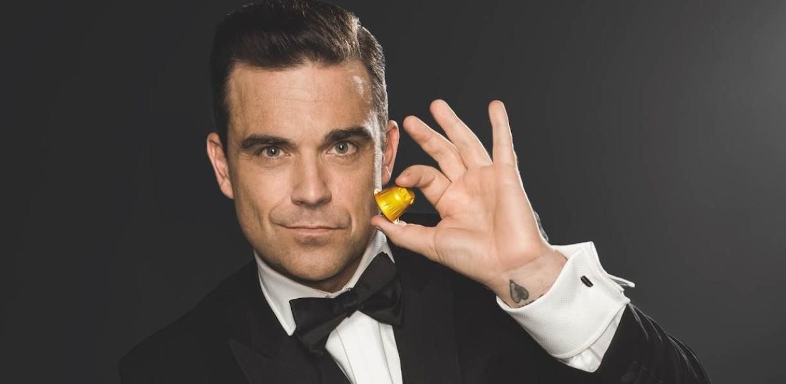 Robbie Williams, für Café Royal als Agent im Auftrag des guten Geschmacks unterwegs: #royalmoment mit Robbie gibt es am 26.8. im Wiener Ernst Happel Stadion!