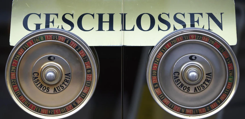 Die Türknöpfe im Eingangsbereich des Casino Baden. 