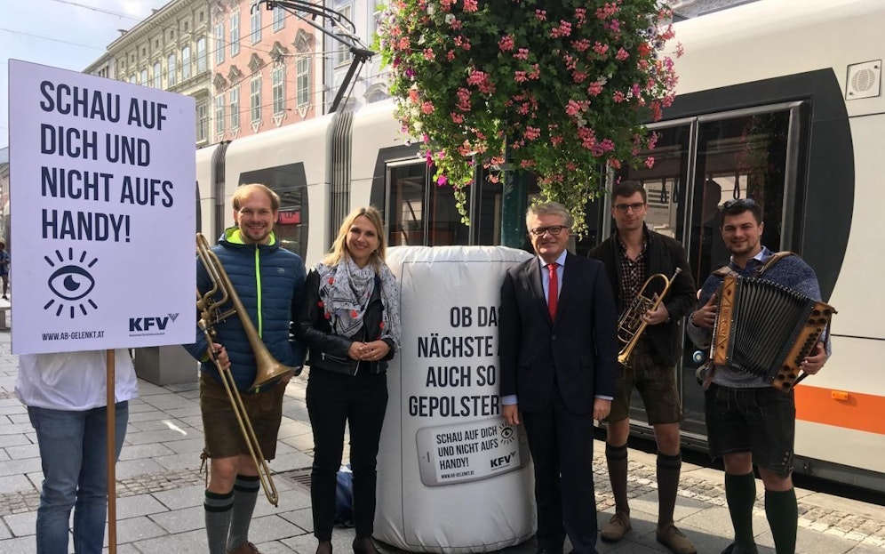 Auch Bürgermeister Klaus Luger (3. v.r.) ist von der Aktion angetan.