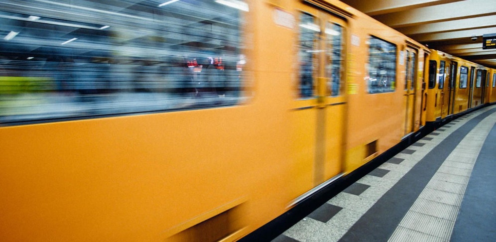 Ein 26-jähriger betrunkener Mann fiel auf die Gleise und wurde von einer U-Bahn erfasst. (Symbolfoto)