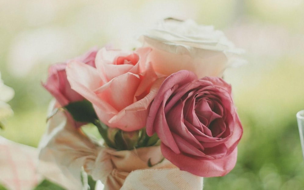 Wenn Stars Hochzeitsgäste sind, gibt es neben dem Hochzeitskleid noch weitere Outfit-Highlights zu bewundern. 