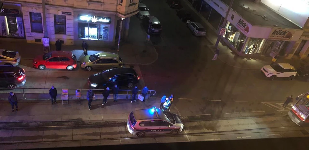 Bei einem Beinahe-Zusammenstoß wurde am Montagabend in Wien-Floridsdorf eine 59-Jährige verletzt.
