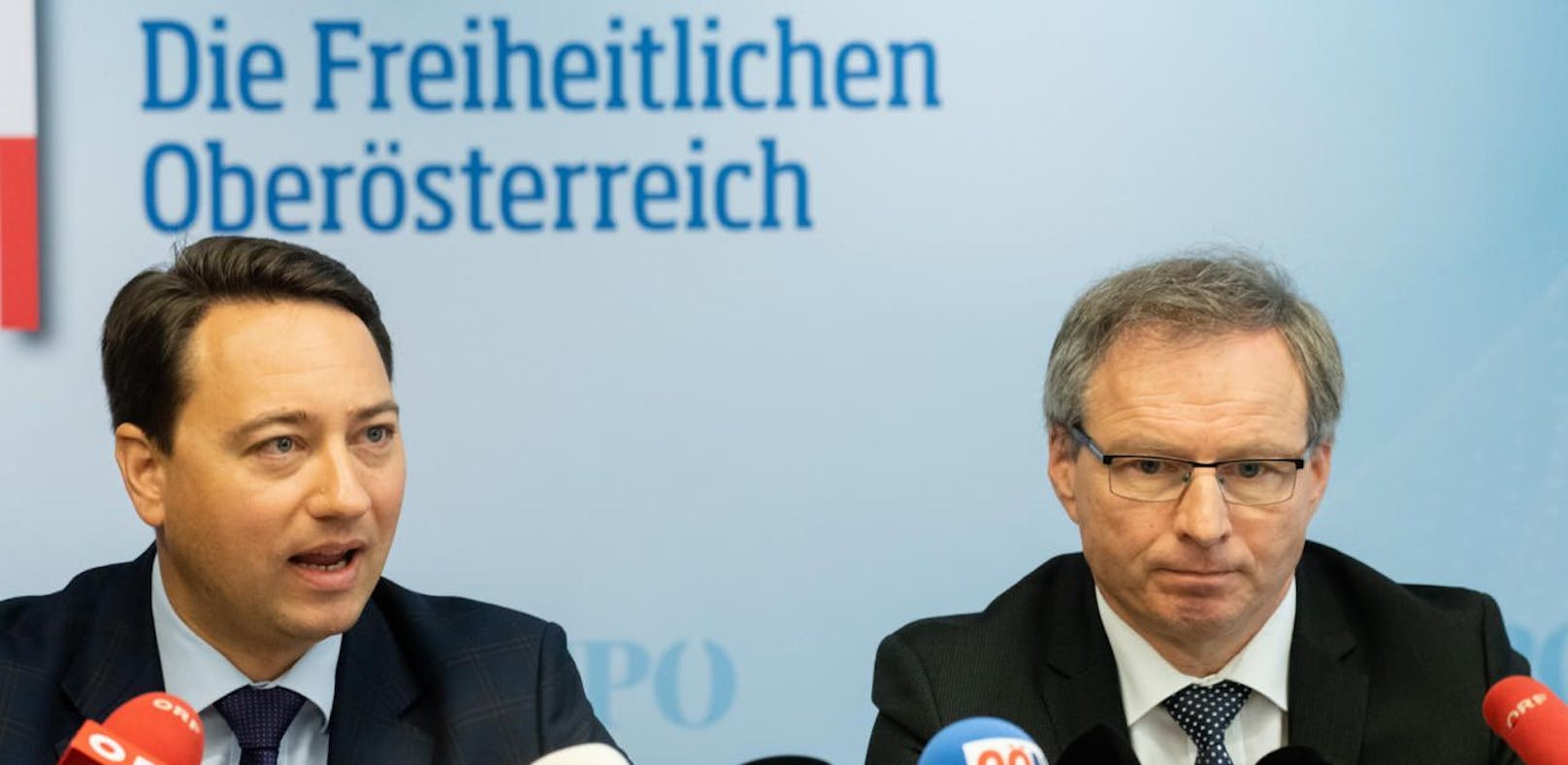 Viel Wirbel um FPÖ-Sicherheitslandesrat Wolfgang Klinger, rechts neben FPÖ Landeschef Manfred Haimbuchner.