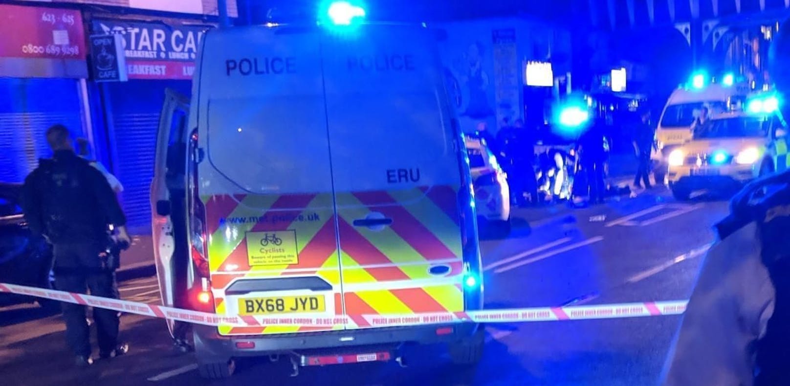In der Nacht auf Donnerstag wurde in London ein Polizist mit einer Machete attackiert und lebensgefährlich verletzt