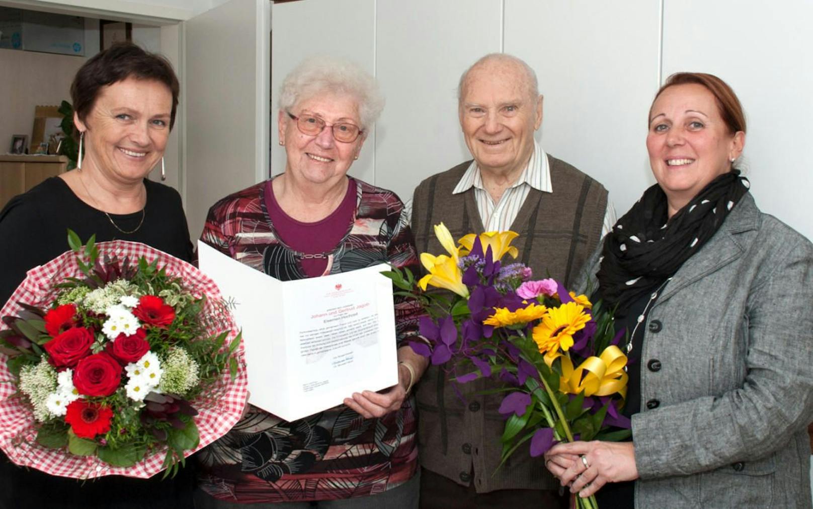 Das Ehepaar Gertraud und Johann Jagob (Mitte) feierte am 5. April 2018 ihren 65. Hochzeitstag. Die Ottakringer Bezirksvorsteher-Stellvertreterin Eva Weißmann (SPÖ, Bild links) und die Direktorin des Pensionisten-Wohnhauses.