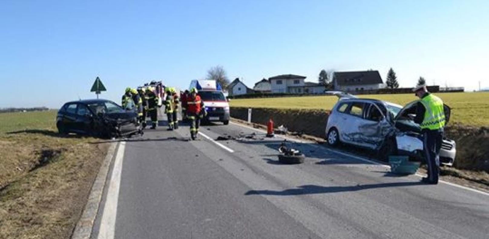 Eine 27-Jährige fuhr stark betrunken auf der Kremsmünsterer Straße, verursachte einen Crash. Die Lenkerin war zu betrunken, um einen Alkotest durchzuführen. Das Foto der FF Kremsmünster zeigt die Unfallstelle. 