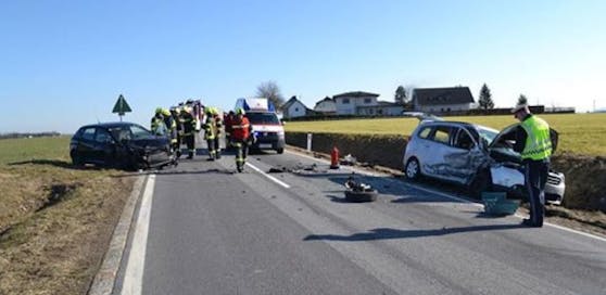 Eine 27-Jährige fuhr stark betrunken auf der Kremsmünsterer Straße, verursachte einen Crash. Die Lenkerin war zu betrunken, um einen Alkotest durchzuführen. Das Foto der FF Kremsmünster zeigt die Unfallstelle.