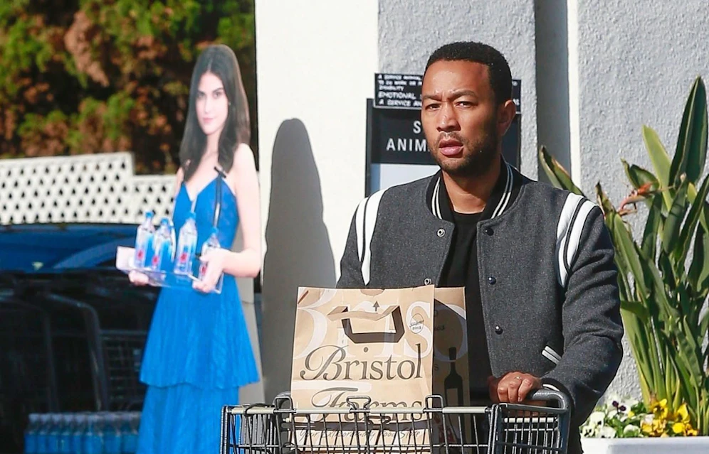 Sie schafft es sogar als Pappfigur: Fiji Water Girl Kelleth Cuthbert fotobombt John Legend
