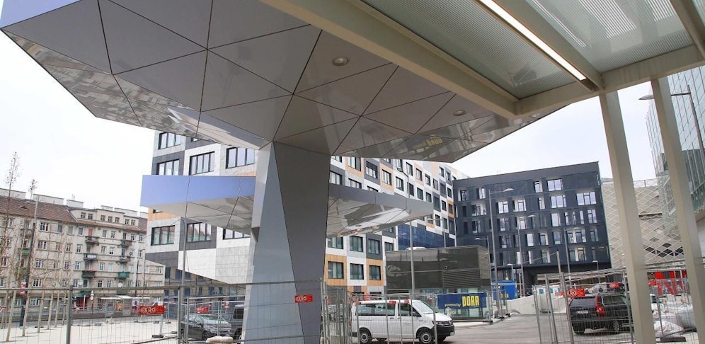 Krankenhaus Nord: Baufirmen drohen mit Stopp, Stadtrat Peter Hacker (SPÖ) bleibt ruhig: "Wenn dort die Fassade doppelt so groß verrechnet wird, wie sie wirklich ist, dann zahle ich die Rechnung einfach nicht."