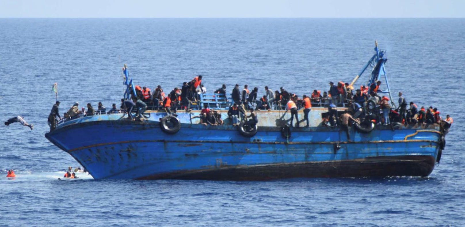 Flüchtlingsboot mit 120 Menschen gekentert
