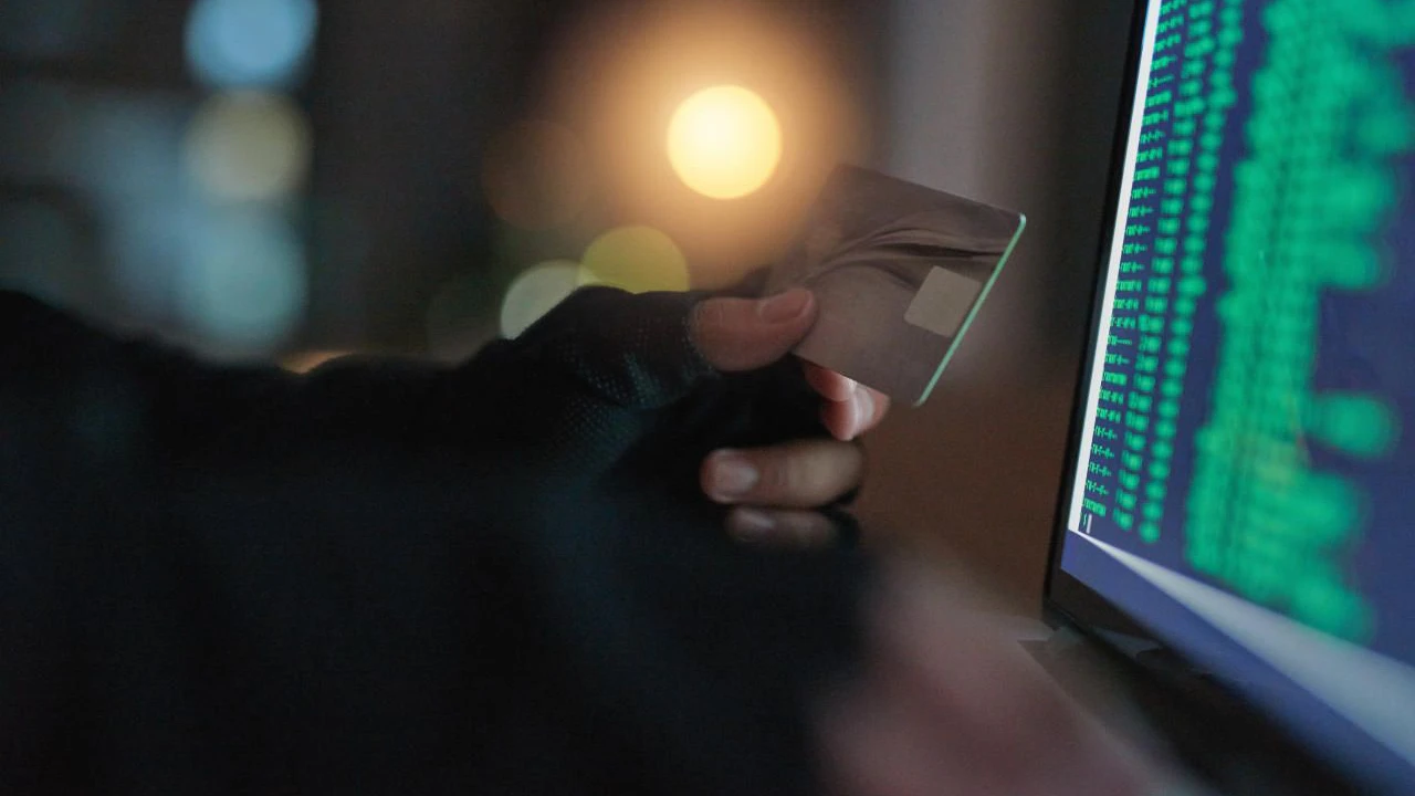 Der 21-Jährige bestellte mit einer nicht belastbaren Kreditkarte Notebooks und PC-Zubehör.