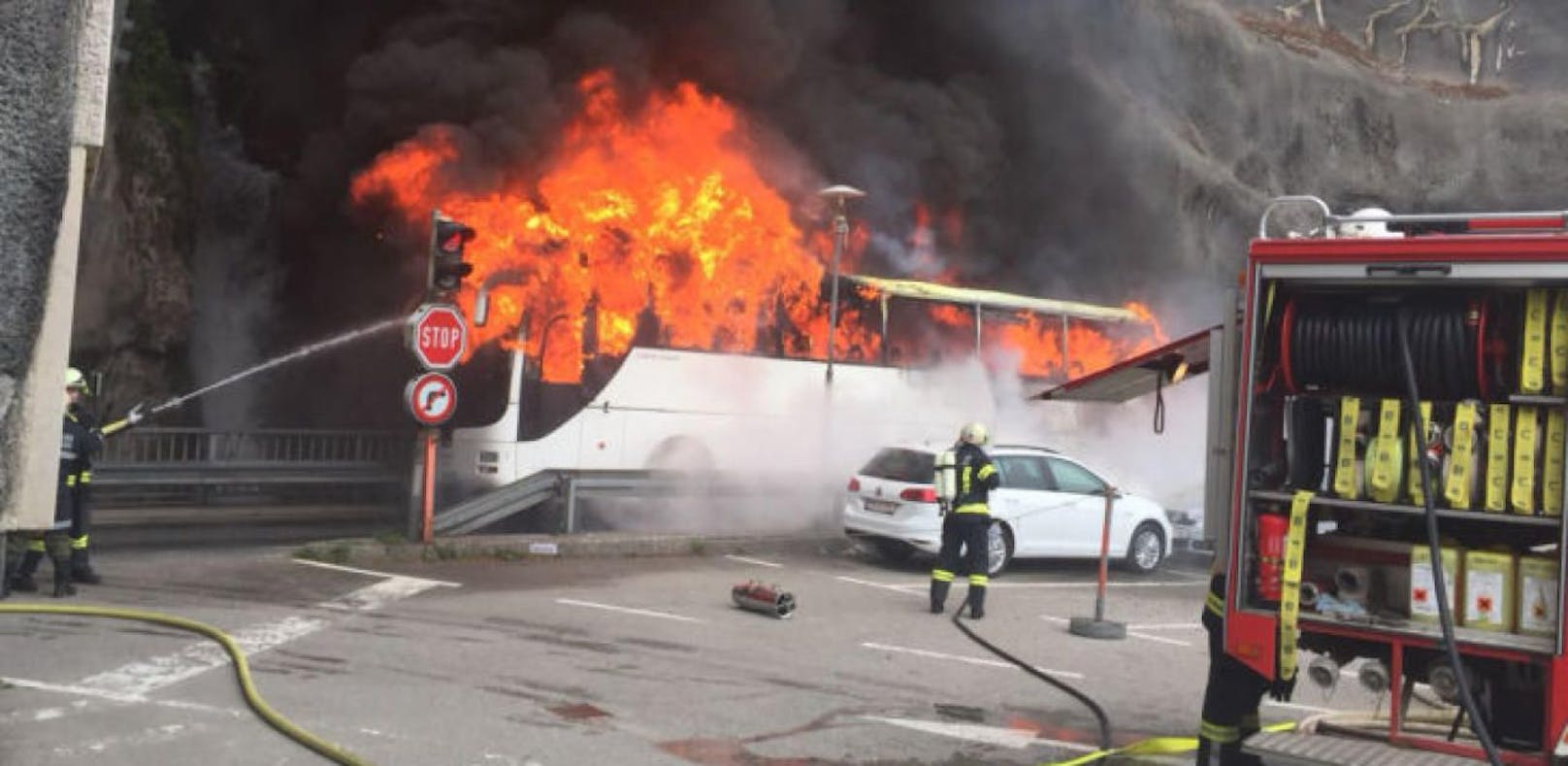 Lenker fährt brennenden Bus aus Tunnel