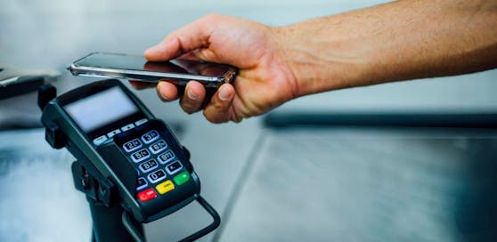 Die Betrugs-Fälle in Bezug auf kontaktloses Bezahlen per Handy haben stark zugenommen.