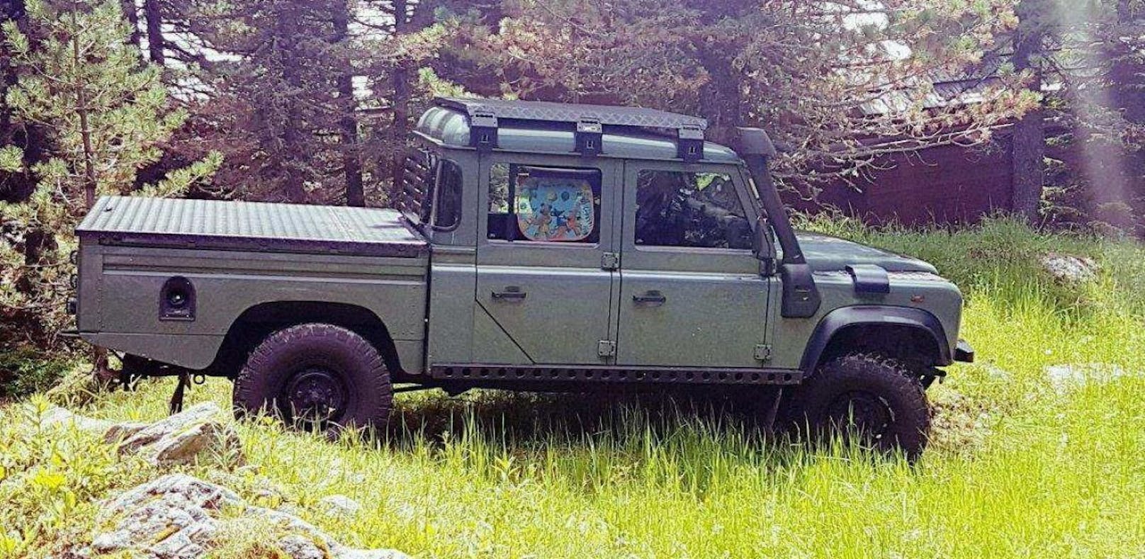 Dieses gestohlene Fahrzeug vom Typ Marke Land Rover Defender Pick Up wird dringend gesucht.