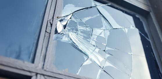 Der Täter (21) machte vor nichts halt: Er beschädigte Autos, Auslagen und Eingangstore.