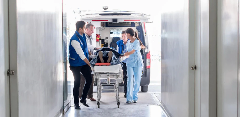 Die verletzte Frau wurde in ein Spital gebracht, ihr Zustand ist kritisch.