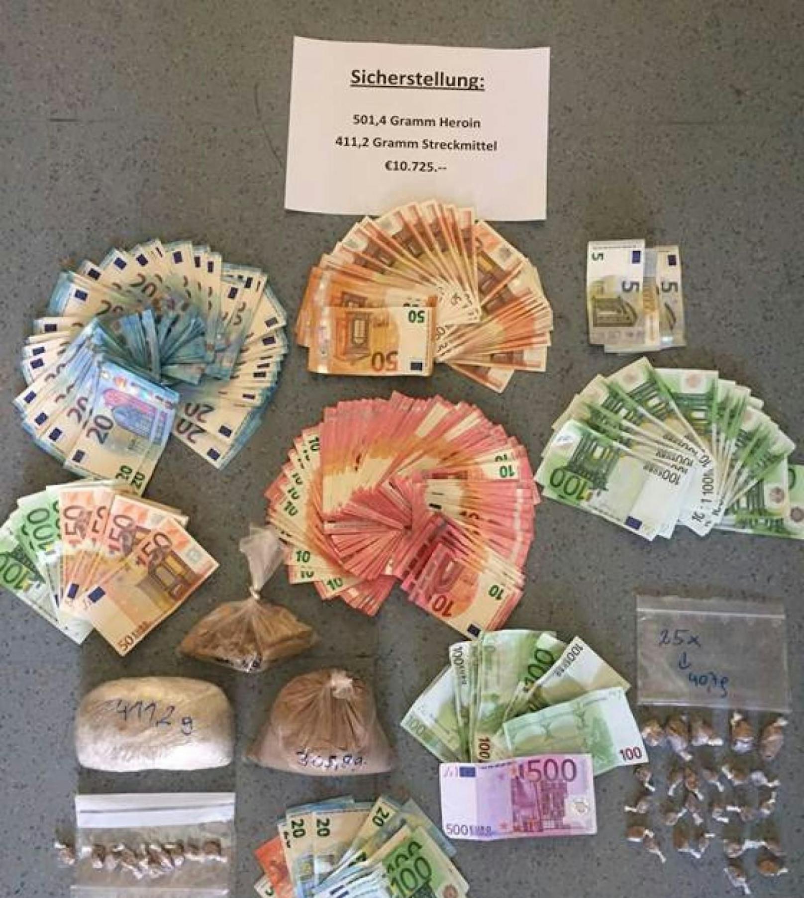 Bei den Verhaftungen kam einiges zusammen: Halbes Kilo Heroin und über zehn Tausend Euro Bargeld. 