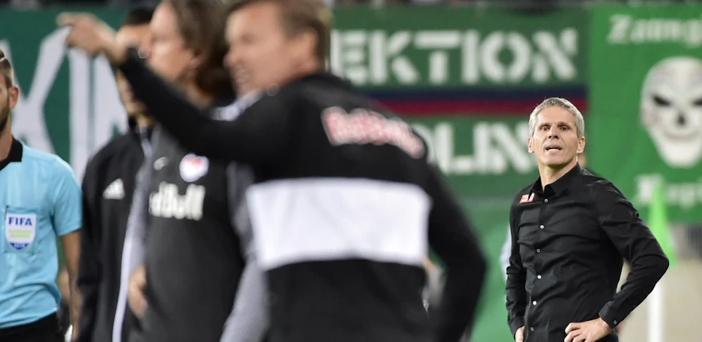 Rapid-Trainer Didi Kühbauer, im Vordergrund Bullen-Coach Jesse Marsch. Dazwischen dicke Luft.