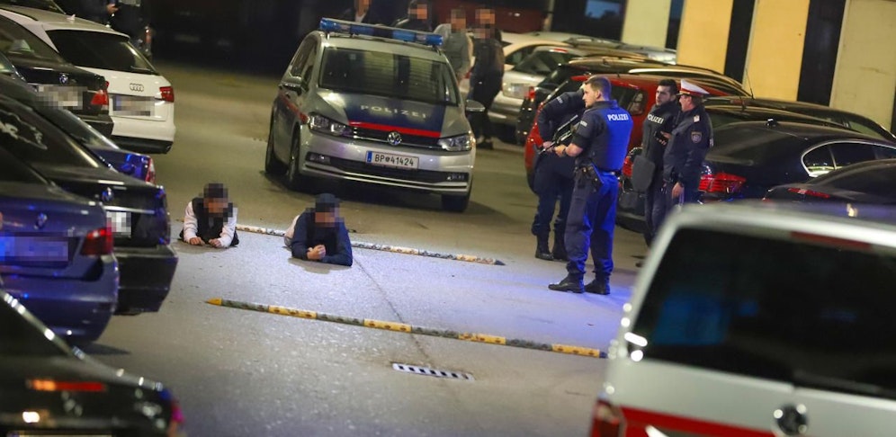 Großeinsatz der Polizei vor der Disco "Feeling" in Wels nach Schüssen.