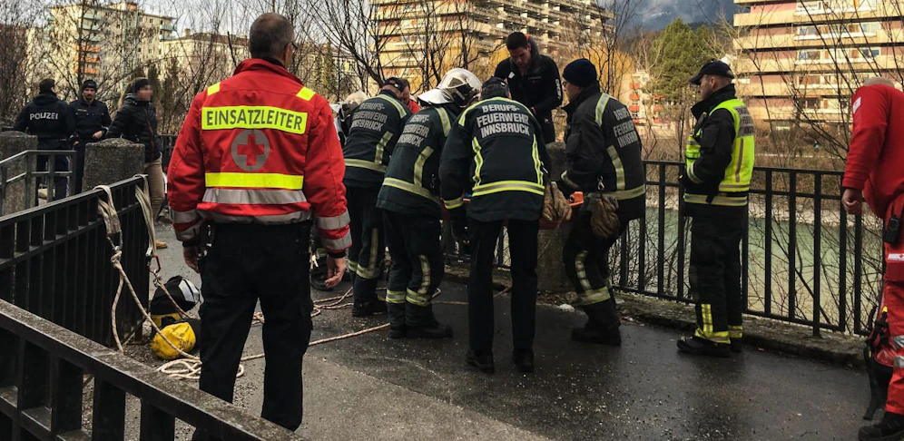 Der Mann wurde von den Einsatzkräften aus dem Wasser geborgen