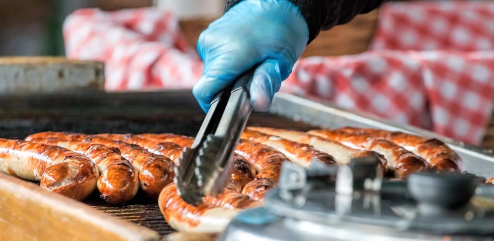 Der Mann war offenbar sehr hungrig.