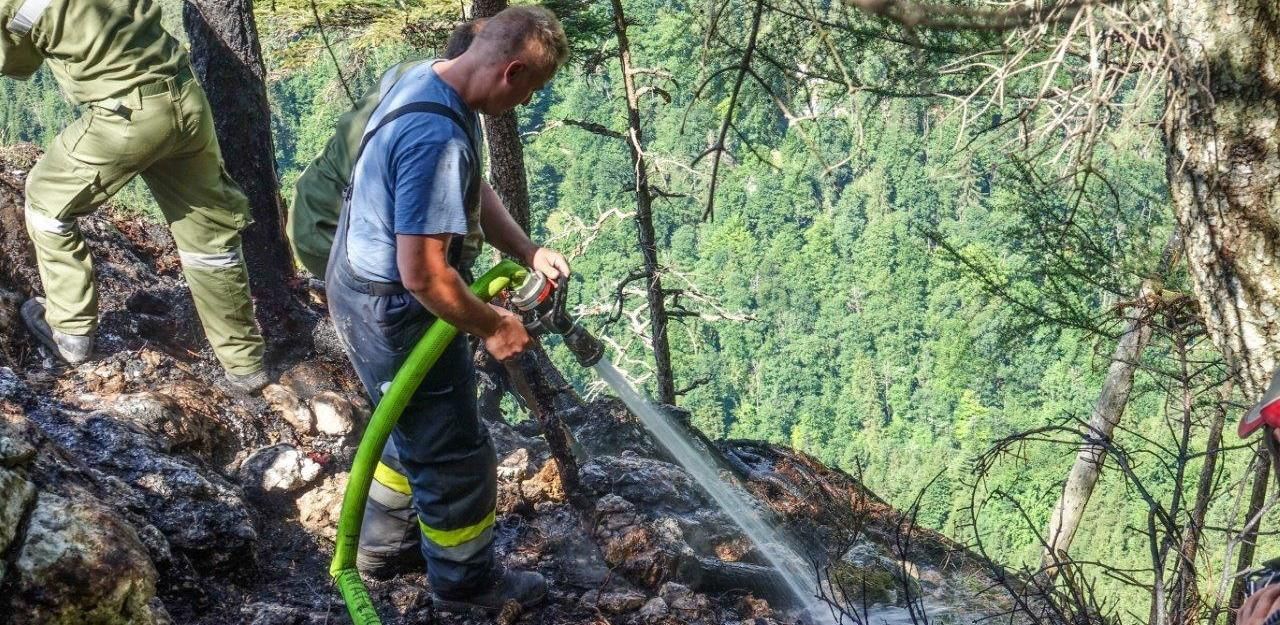 Heute.at - Brand im steilen Gelände: Feuerwehr musste klettern