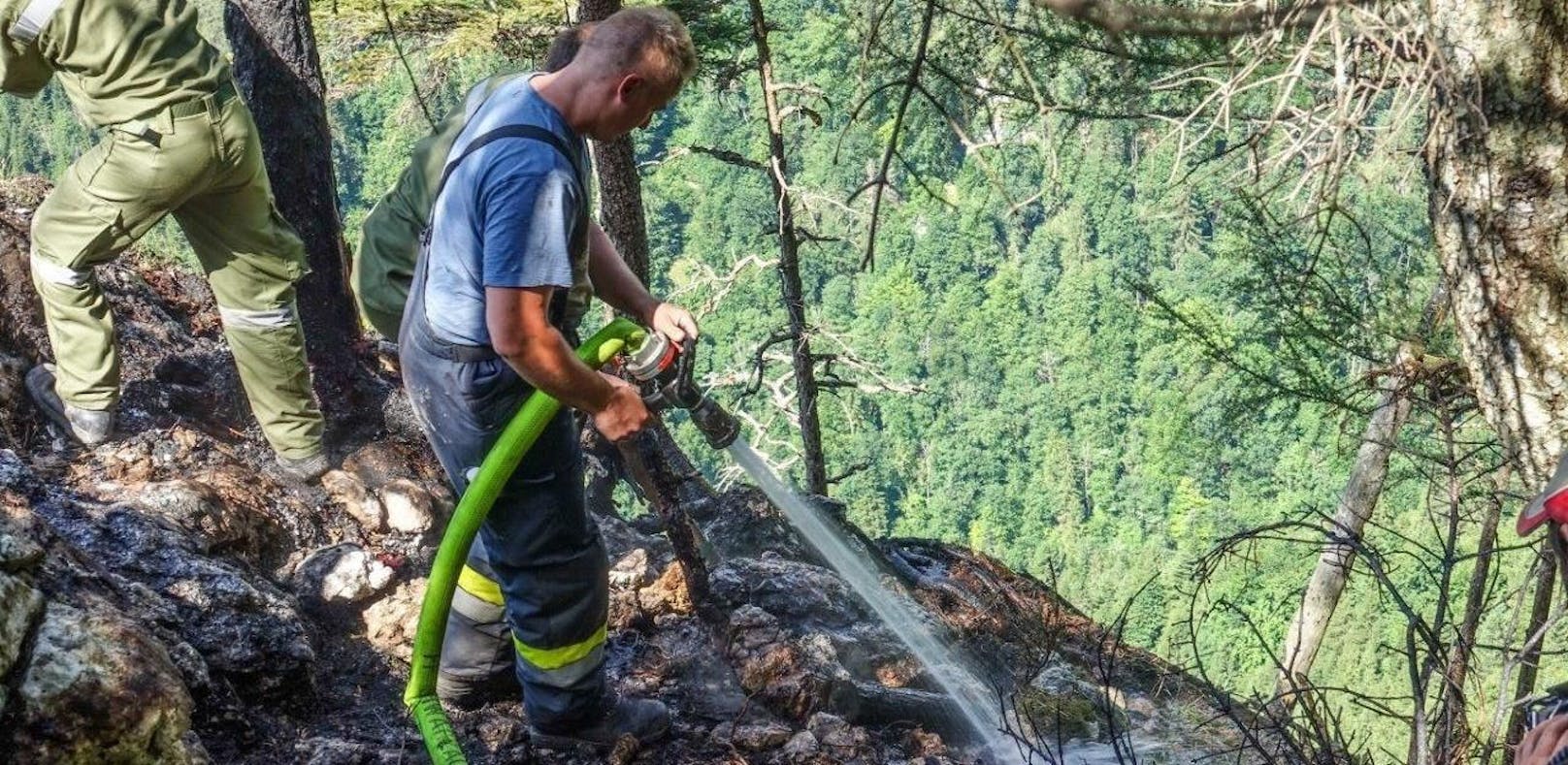 Brand im steilen Gelände: Feuerwehr musste klettern