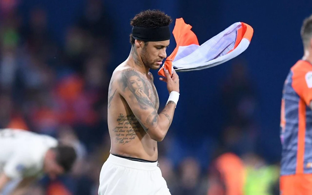 Neymar muss zuschauen, wie die Kollegen jubeln.