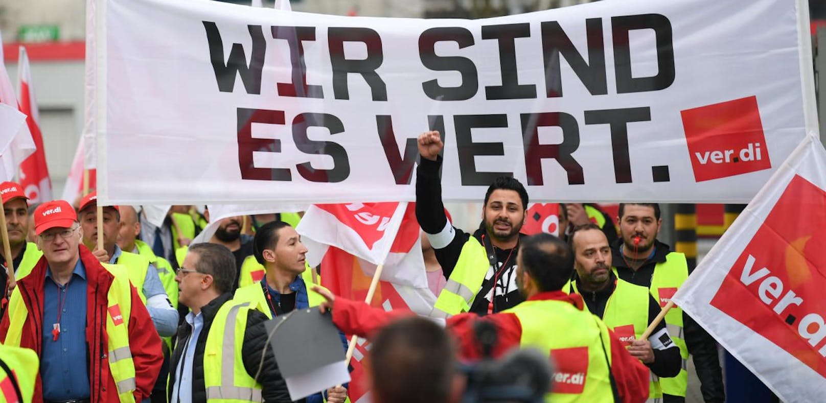 Verdi-Gewerkschaftsmitglieder folgten in Deutschland dem Aufruf zu einem Warnstreik.