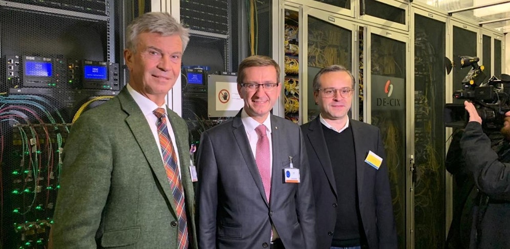 Energie-AG-Generaldirektor Werner Steinecker, Landesrat Markus Achleitner und Thomas King, Technischer Direktor von DE-CIX (v.li.)
