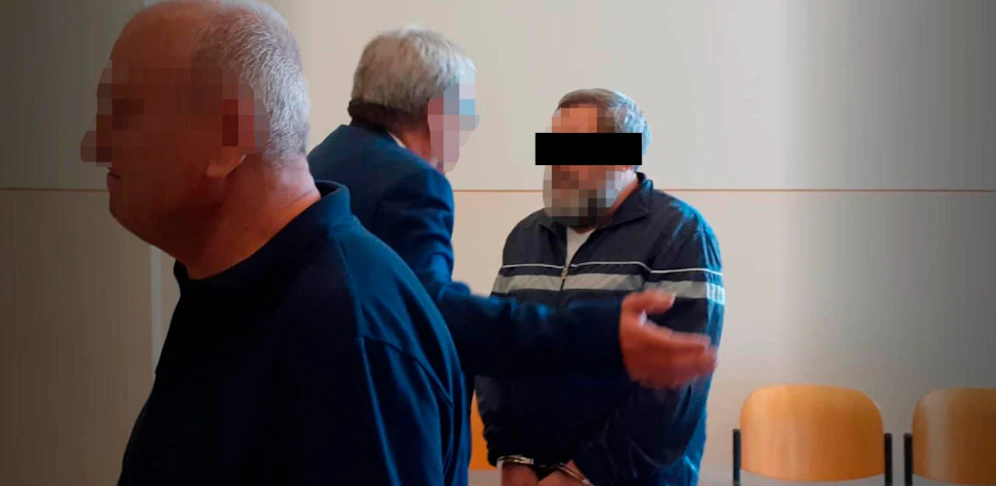 Der angeklagte Trickdieb (re., mit Bart) und der Chauffeur (vorne)
