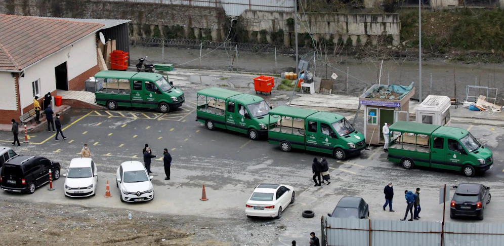 Bestattungsfahrzeuge vor einem Leichenschauhaus bringen Särge mit Coronatoten. Die Aufnahme stammt aus Istanbul am 31. März 2020.