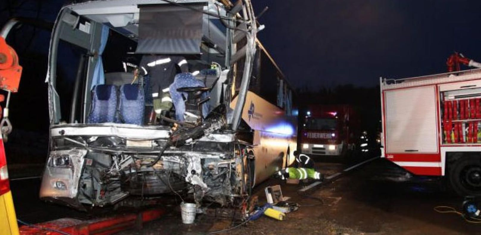 Crash zwischen Reisebus und Pkw fordert zwei Tote