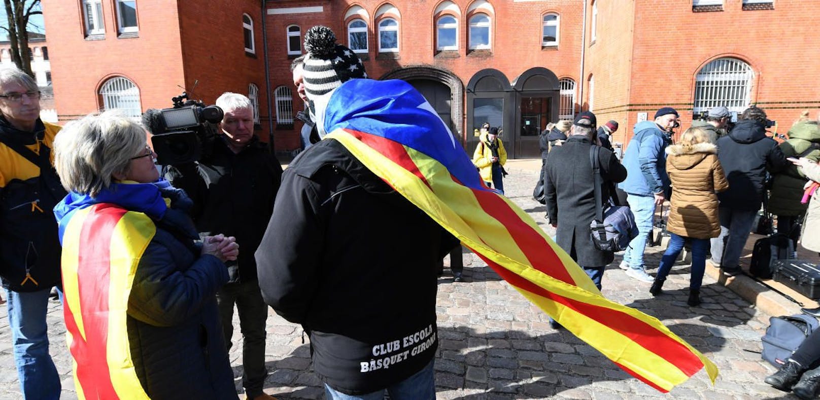 Unterstützer empfingen Puigdemont vor der Justizvollzugsanstalt.