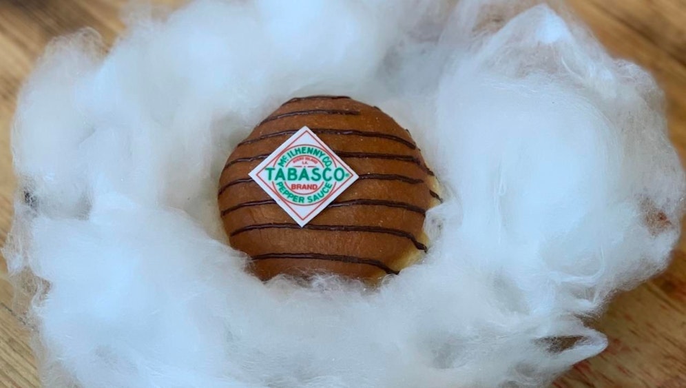 Rund um die feurige Krapfen-Kreation der Bäckerei Szihn rankt heuer süße Zuckerwatte.