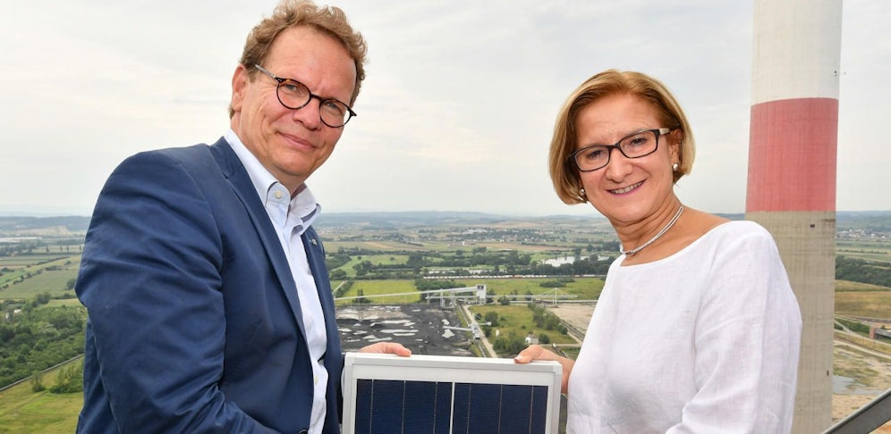Landeshauptfrau Johanna Mikl-Leitner und EVN-Vorstandssprecher Stefan Szyszkowitz: Letztes Kohlefeuer am Standort Dürnrohr, man setzt nun auf andere Energiezweige am Standort.