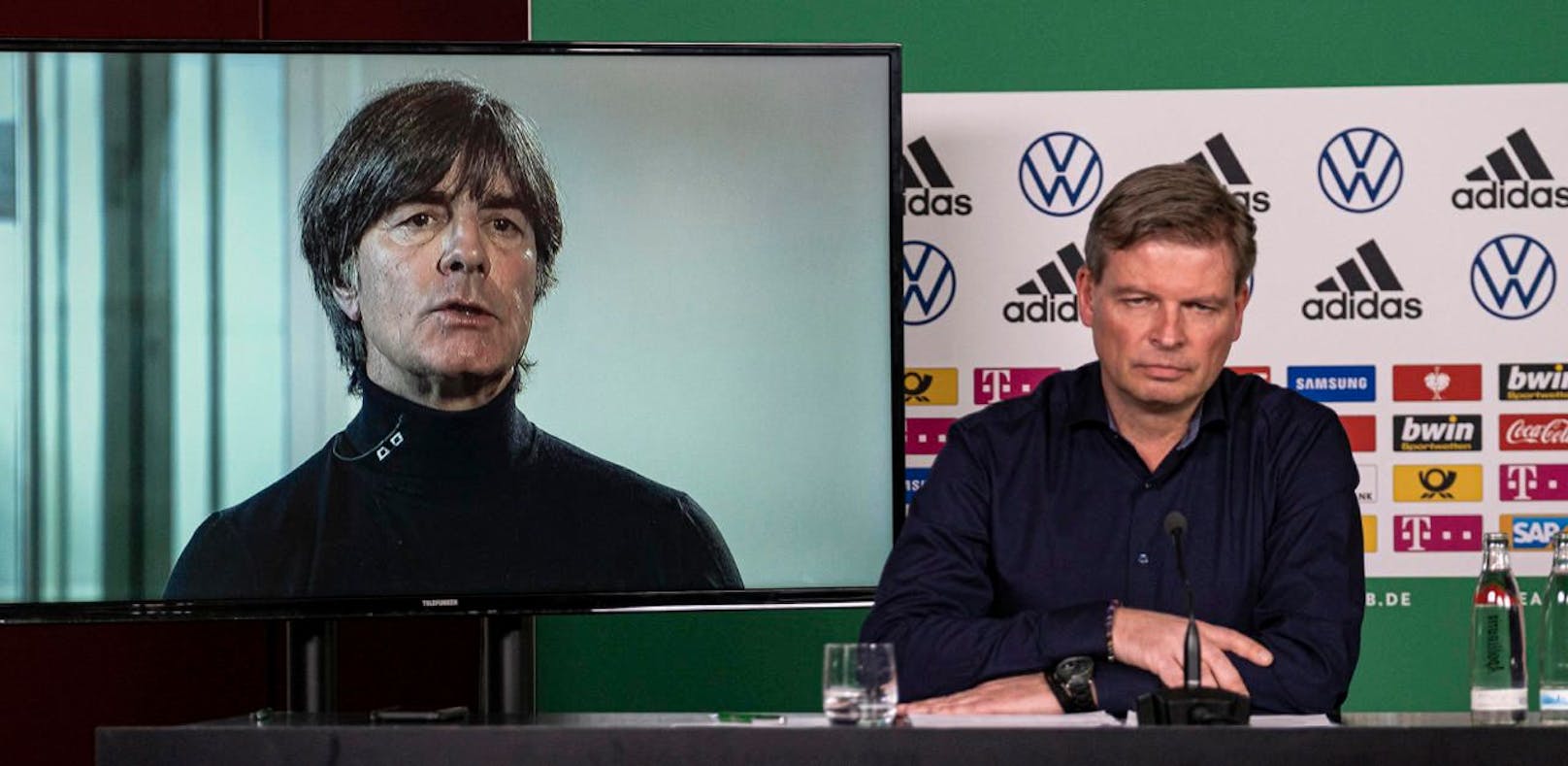 Vorbildlich: Deutschlands Bundestrainer Joachim Löw nahm an der Pressekonferenz nur per Videoschaltung teil. 