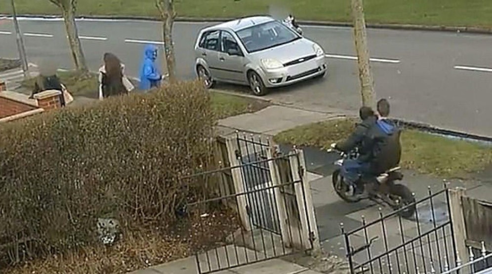 Sekunden vor dem Unglück: Die Burschen rasen mit dem Geländebike heran (re.), gleich werden sie Jessica C. (15, schwarze Jacke) umfahren. 