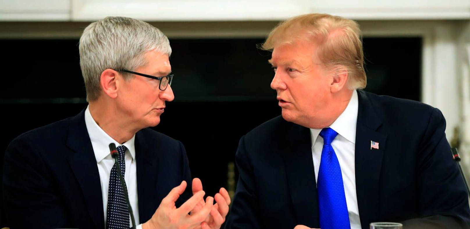 Tim &quot;Apple&quot; Cook und Donald Trump (r.).