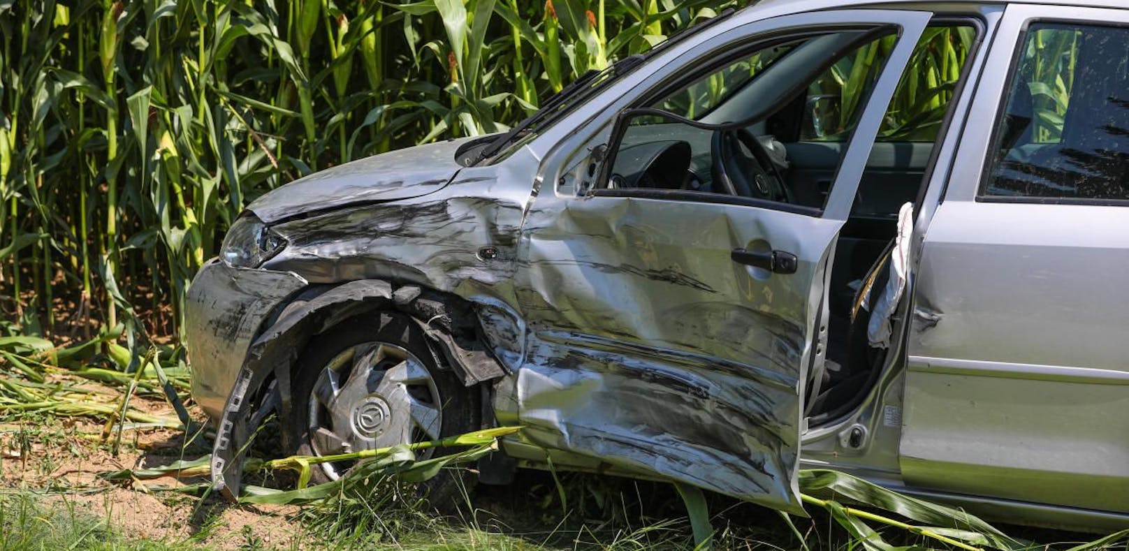 Crash mit Postauto: Pkw in Maisfeld geschleudert