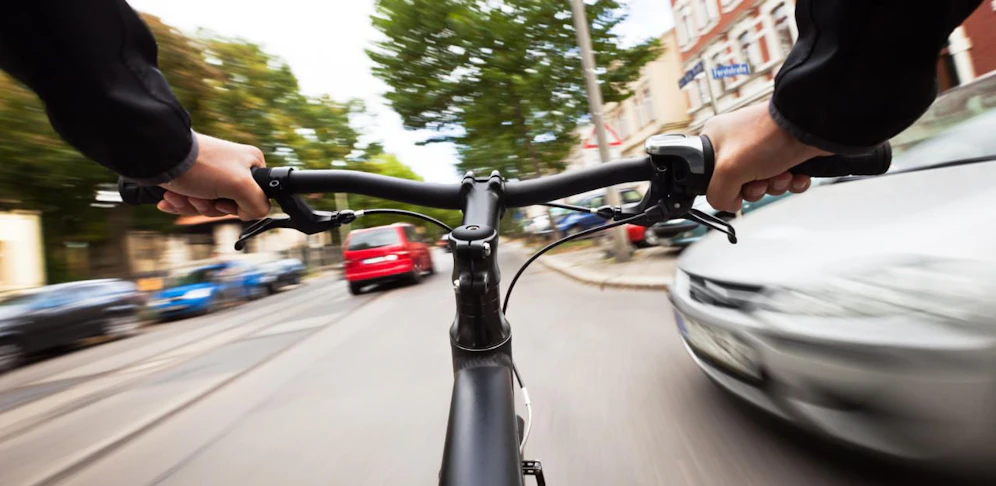 Nachdem der PKW-Lenker hupte, rastete der Radfahrer aus (Symbolbild).