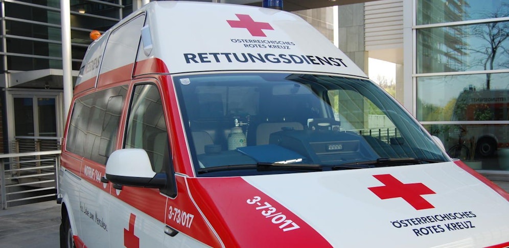 Der Einsatzwagen kollidierte während einer Einsatzfahrt. Symbolbild. 