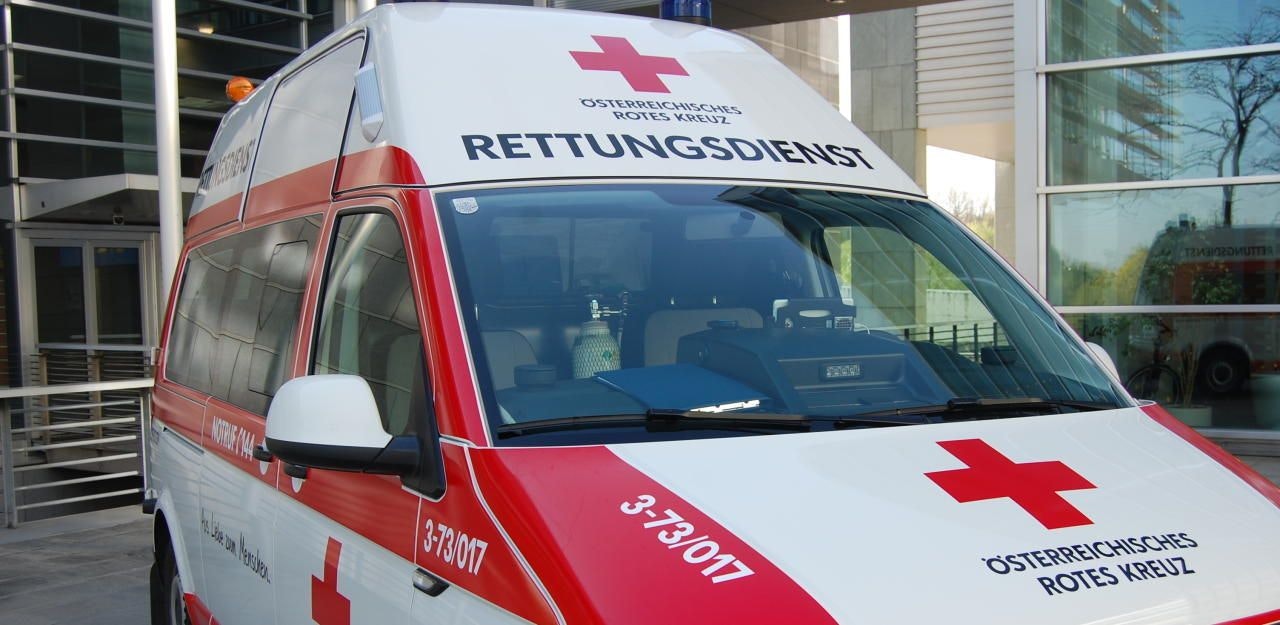 Heute.at - Rettung will Auto überholen, doch dann kracht es heftig