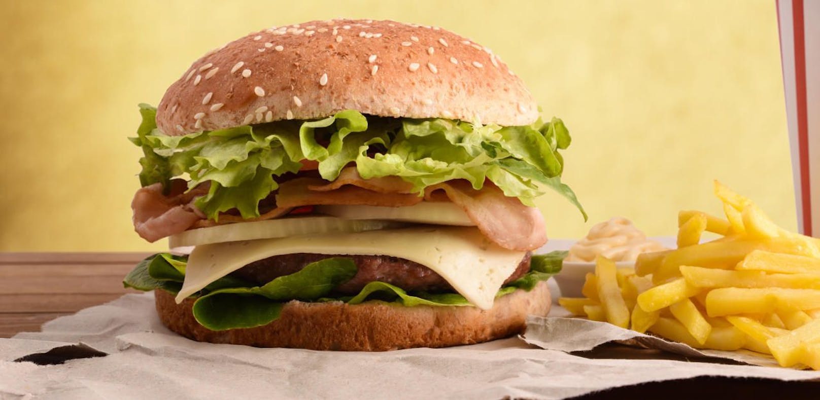Bruck: Ärger wegen zwei Cheeseburger-Menüs mit Pommes.
