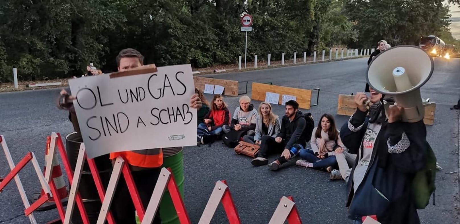 Die Durchfahrt auf der Raffineriestraße ist derzeit in Richtung Donauinsel versperrt.